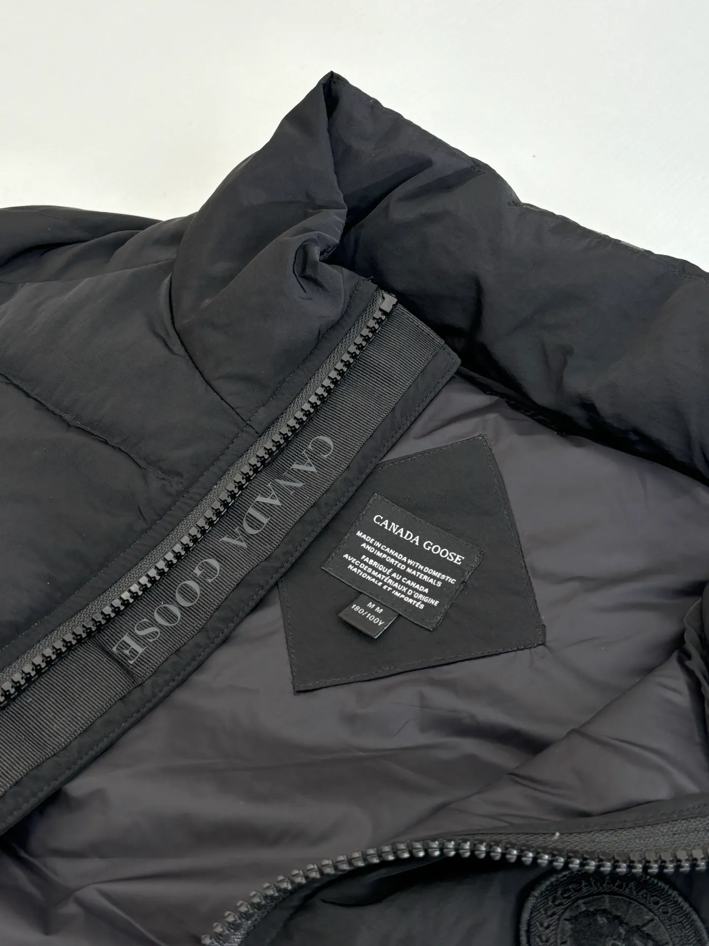 P690 Canada Goos*/Big Goose Rubber Label Badge Down Vest The fabric is made of high-quality protective nylon fabric, 90 national standard high-quality white duck down: selected high-fill down, weighing 160g, light and warm, with excellent temperature locking performance and good resilience. Three-dimensional quilting technology and precision thread reinforcement prevent lint from being drilled and ensure that the fluffy and resilient elasticity lasts like new.  Size：S/M/L/XL